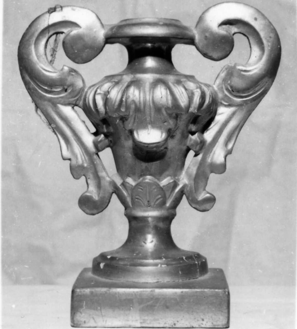 vaso d'altare con composizione floreale, serie - bottega emiliana (metà sec. XIX)