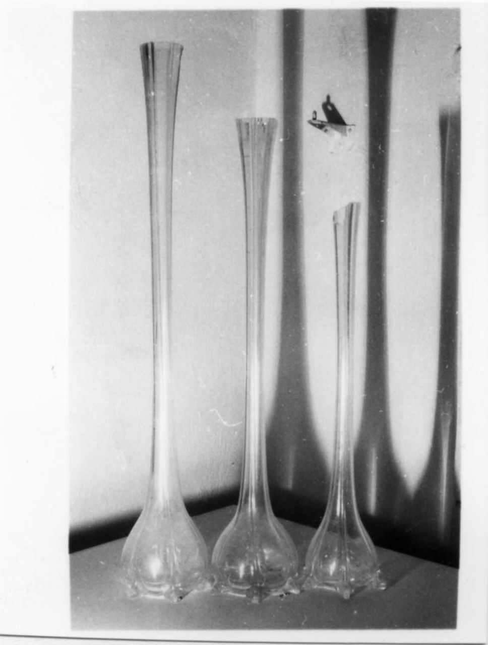 vaso a bulbo, serie - bottega italiana (inizio sec. XX)