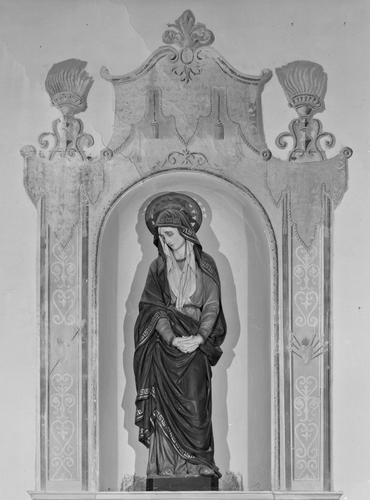 motivo decorativo a finta architettura con i simboli della Madonna Addolorata (mostra di nicchia) - manifattura modenese (inizio sec. XX)