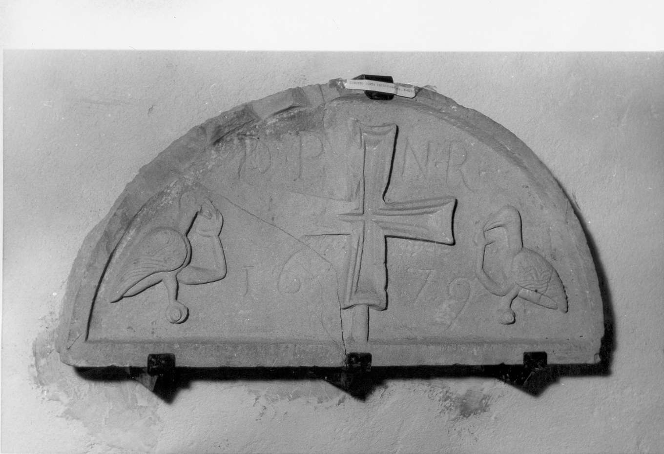 croce greca tra uccelli affrontati (lunetta) - bottega reggiana (sec. XII)