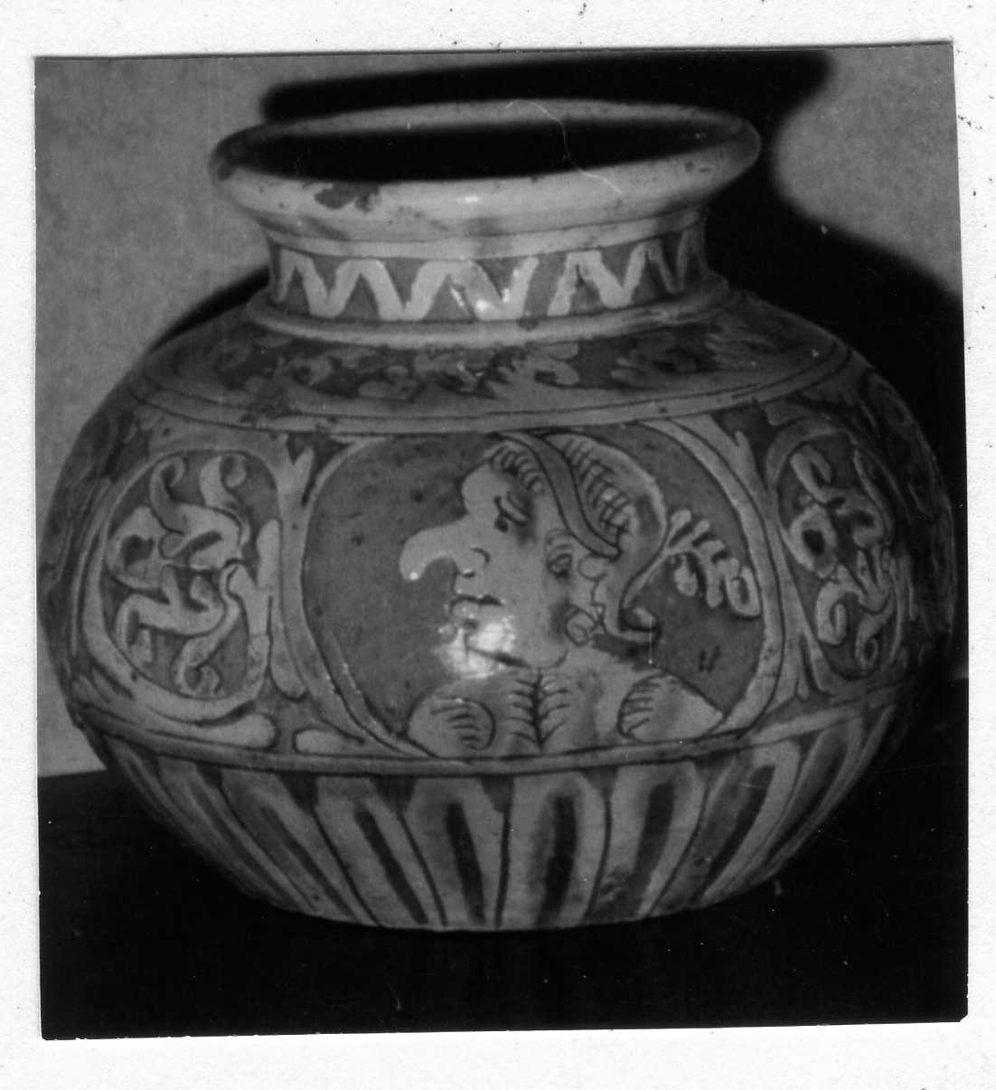 motivi decorativi vegetali (vaso) - bottega carpigiana (?) (fine/inizio secc. XVI/ XVII)