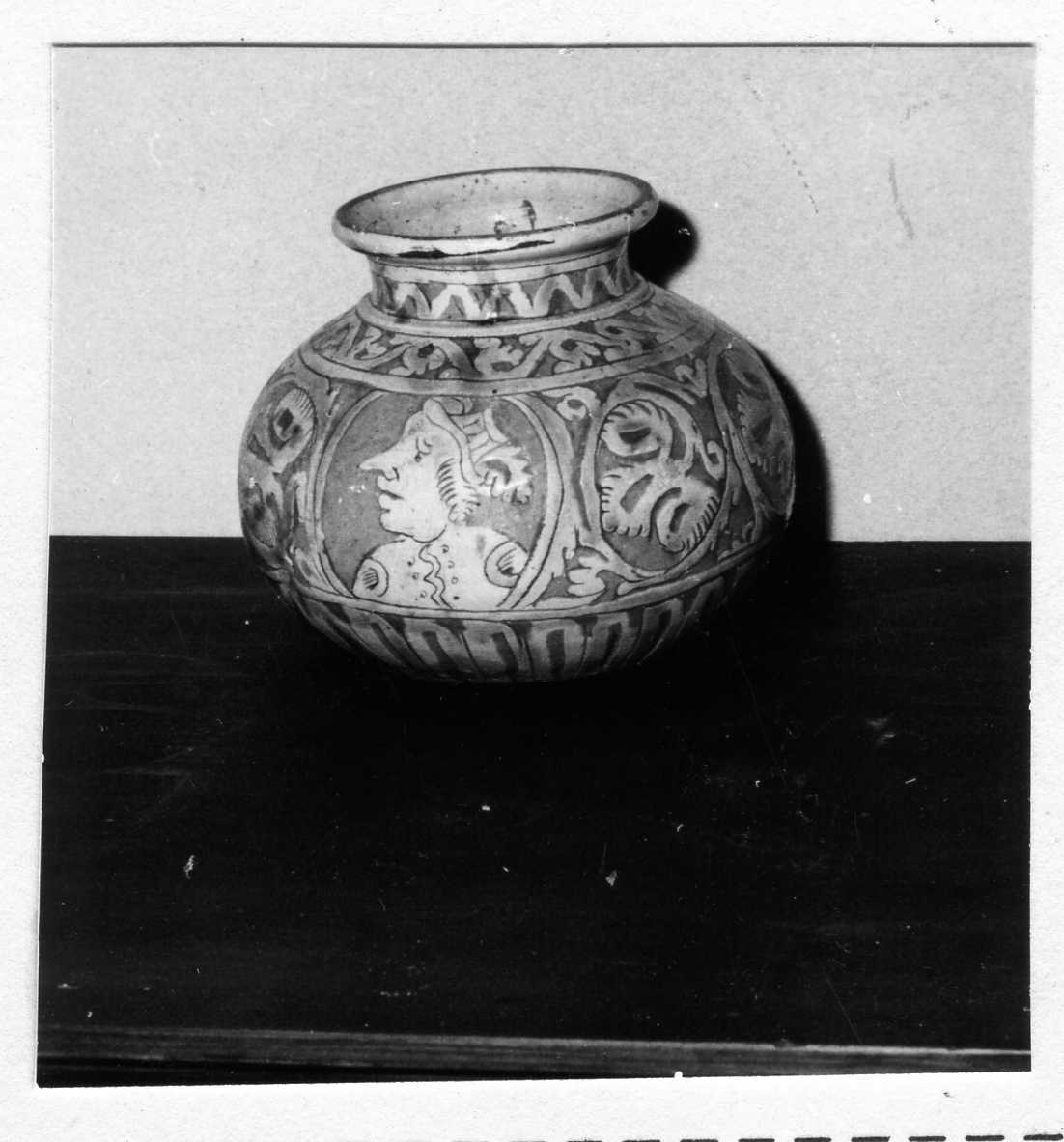 motivi decorativi vegetali (vaso) - bottega carpigiana (?) (fine/inizio secc. XVI/ XVII)