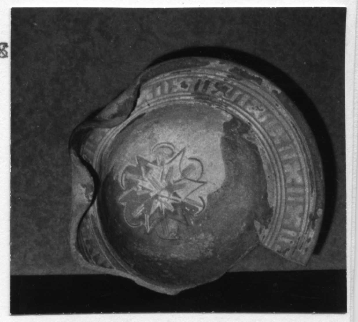 motivo decorativo floreale (ciotola) - bottega carpigiana (?) (inizio sec. XVII)