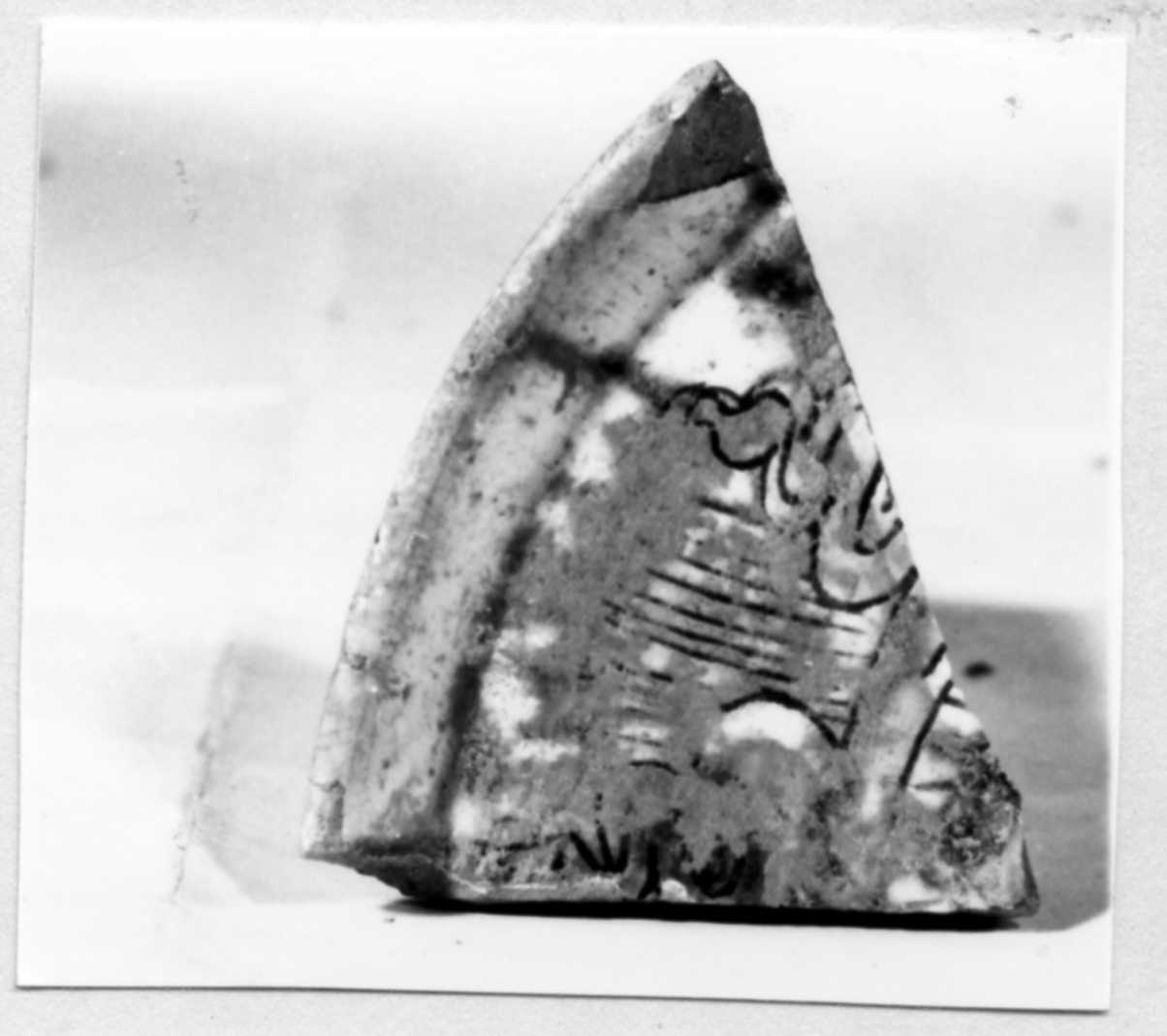 monogramma di San Bernardino da Siena (piatto, frammento) - bottega ferrarese (?) (fine sec. XV)