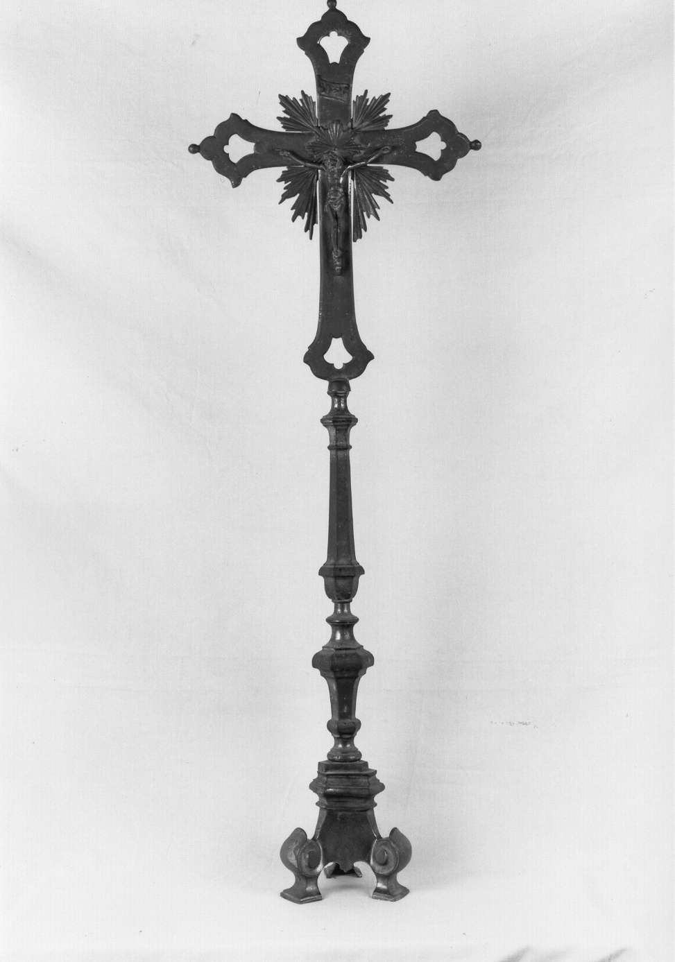 croce d'altare, elemento d'insieme - manifattura emiliana (primo quarto sec. XX)