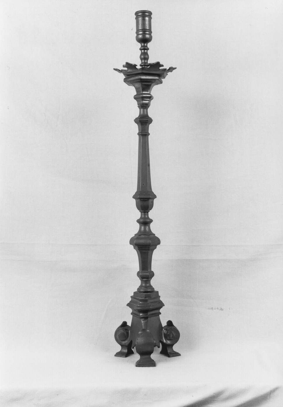 candeliere d'altare, serie - manifattura emiliana (primo quarto sec. XX)