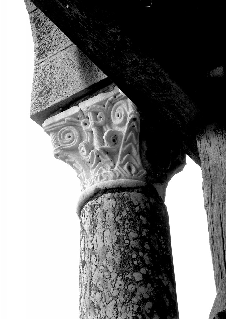 motivi decorativi fitomorfi con busto maschile e aquila (capitello) - ambito lombardo (sec. XI)