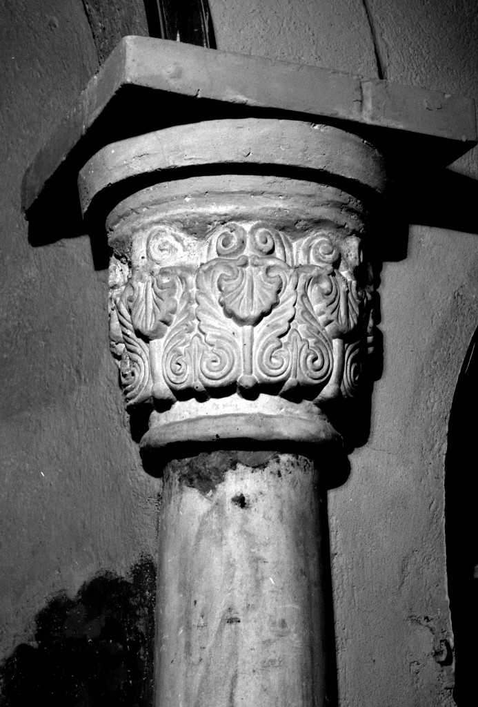 motivi decorativi vegetali stilizzati e volute (capitello) - ambito lombardo (sec. XI)