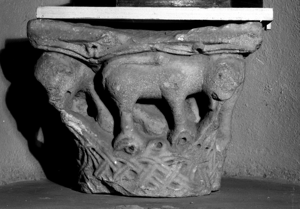 elefanti e motivo decorativo ad intreccio vimineo (capitello) - ambito lombardo (sec. XI)