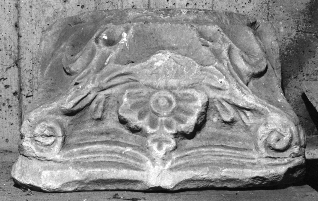 motivi decorativi floreali e a volute (semicapitello) - ambito lombardo (sec. XI)