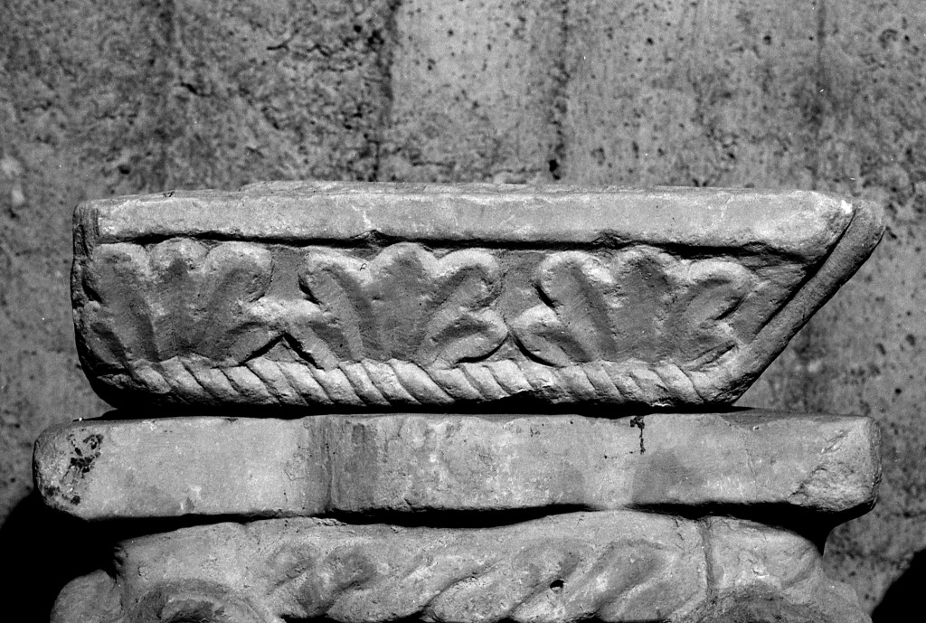 motivo decorativo a palmette (pietra d'imposta, frammento) - ambito lombardo (sec. XI)