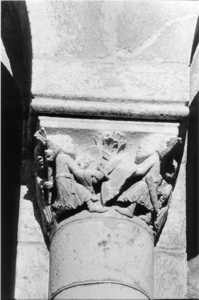 figure di soldati e donne in abito plissettato (capitello) di Wiligelmo (cerchia) (secc. XI/ XII)