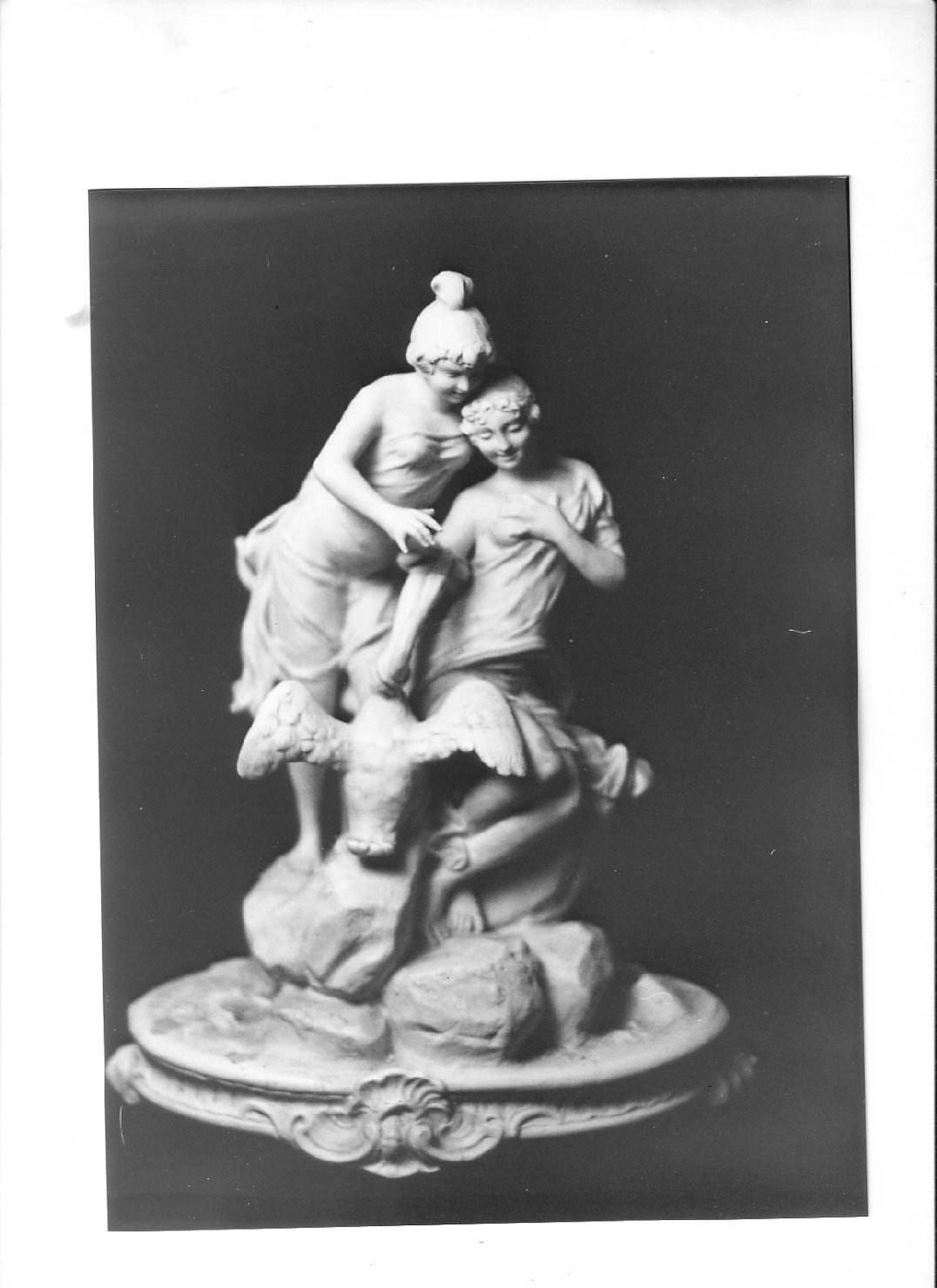 Figure femminili con aquila (gruppo scultoreo, opera isolata) - produzione italiana (metà sec. XX)