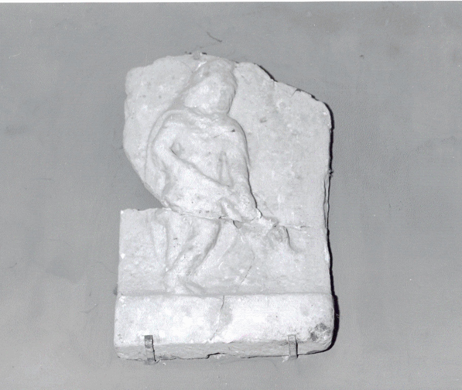 Cautopates con la fiaccola verso il basso (rilievo, frammento) - ambito romano (secc. IV/ V)