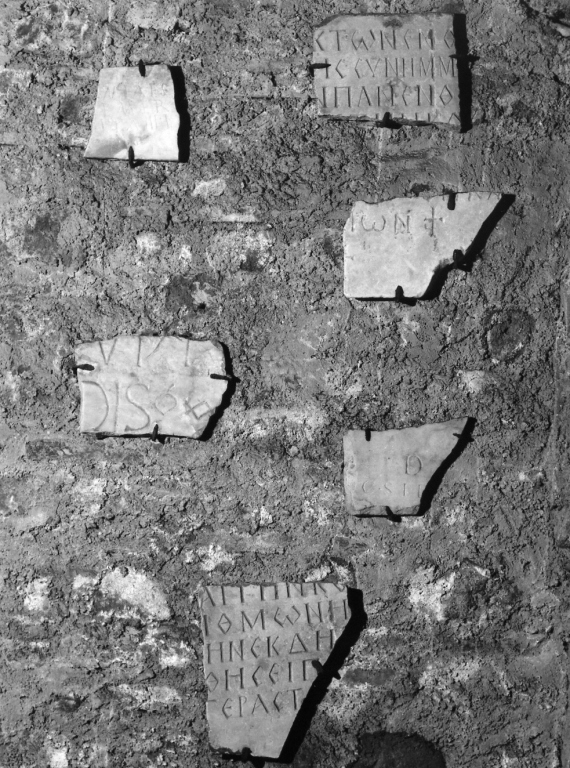 lapide tombale, frammento - ambito romano (secc. V/ VI)