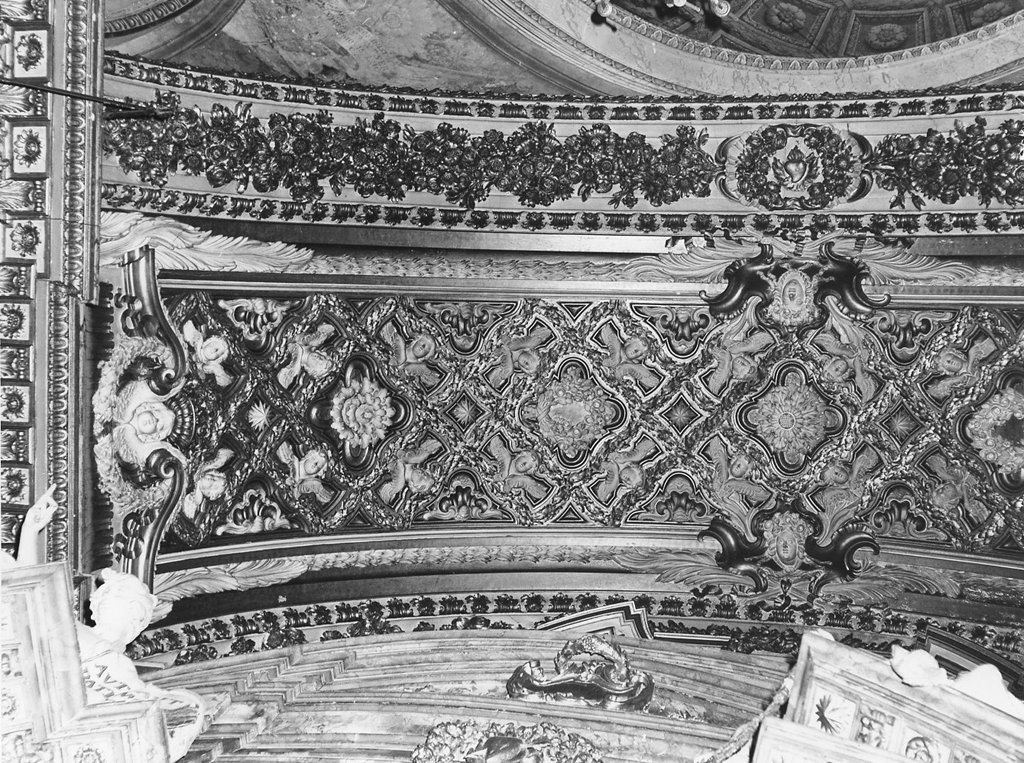 cherubini; teste coronate di fiori e di frutti; decorazione geometrica, vegetale e floreale (decorazione plastica) - ambito romano (sec. XVIII)
