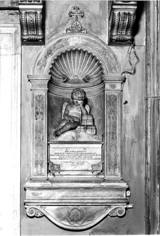 angioletto seduto (monumento funebre - a edicola centinata) - ambito romano (sec. XIX)