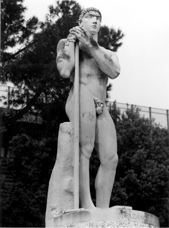 sciatore (scultura) di De Veroli Carlo (sec. XX)
