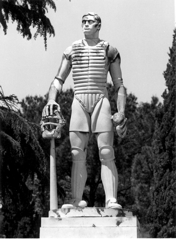 giocatore di rugby (scultura) di Biancini Angiolo (sec. XX)