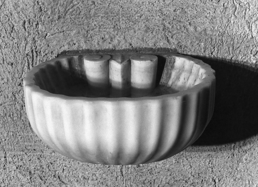 acquasantiera - a conchiglia - ambito laziale (sec. XVIII)