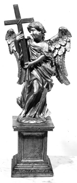 angelo con simbolo della passione: croce (statua) - bottega romana (sec. XVIII)