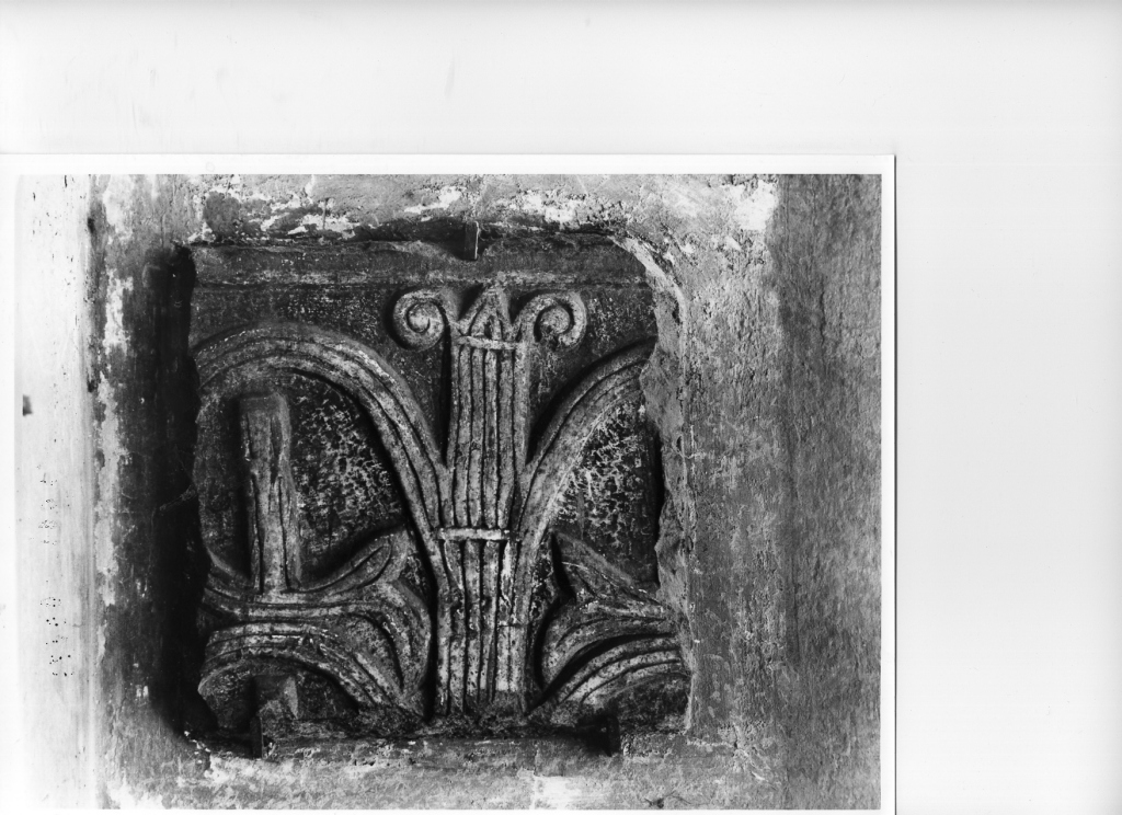 motivi decorativi geometrici e vegetali stilizzati (rilievo, frammento) - ambito romano (sec. VII)