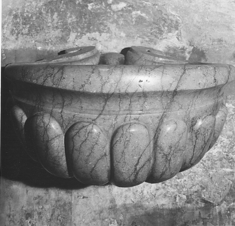 acquasantiera da parete, coppia - ambito laziale (sec. XVIII)