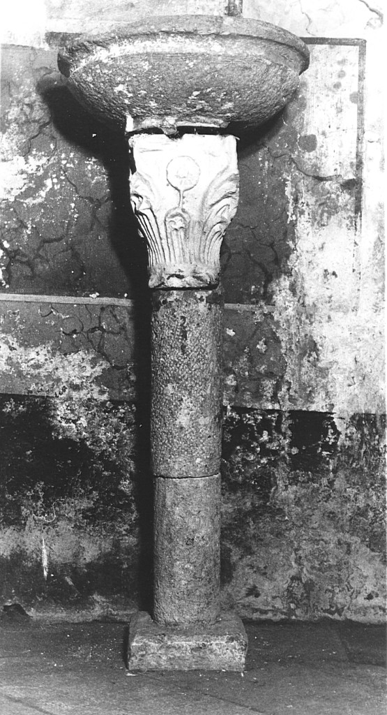 acquasantiera - a fusto - ambito laziale (sec. XVI)