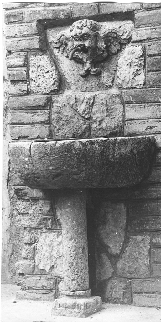 fontana - a muro - ambito laziale (sec. XVIII)