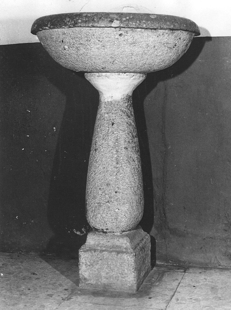 acquasantiera - a fusto - ambito laziale (sec. XVI)