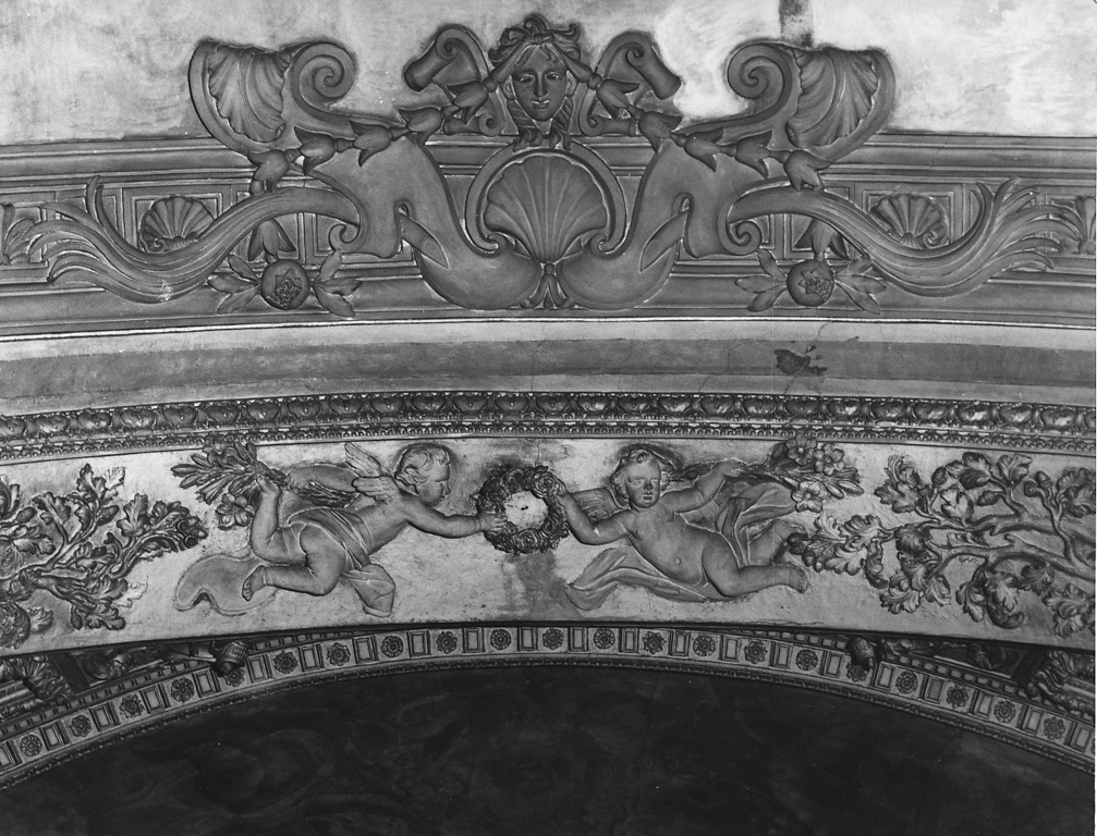 Angeli reggighirlanda (rilievo) di Rusconi Camillo (sec. XVII)