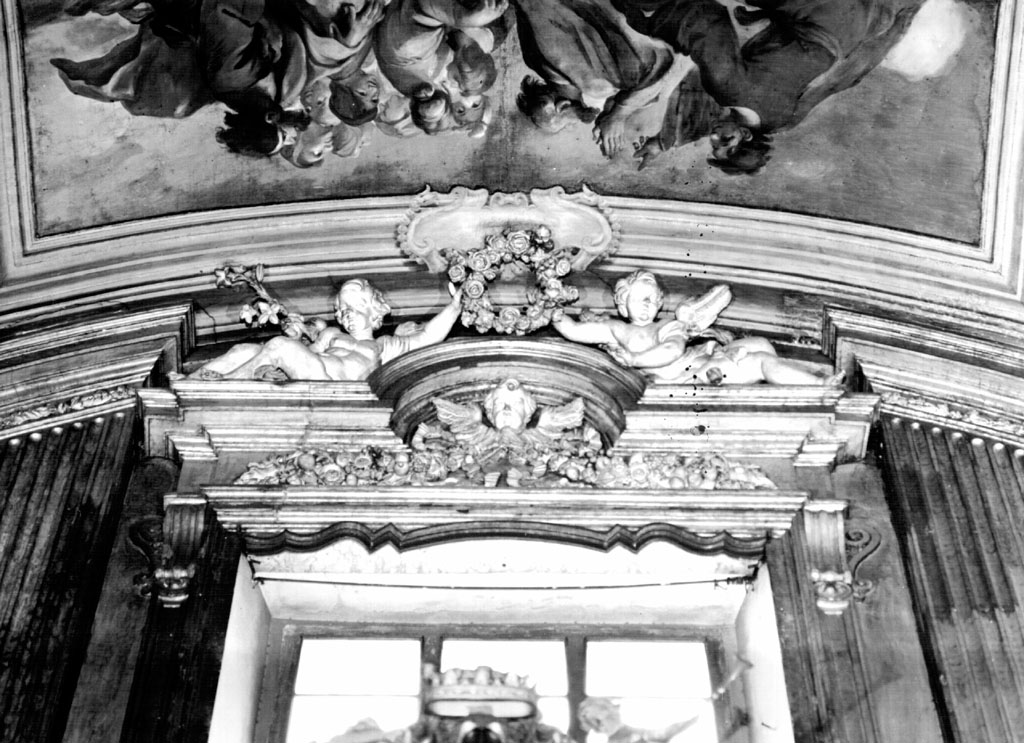 Angioletti reggighirlanda e testa cherubica (decorazione plastica) di Cavallini Francesco (maniera) (sec. XVII)