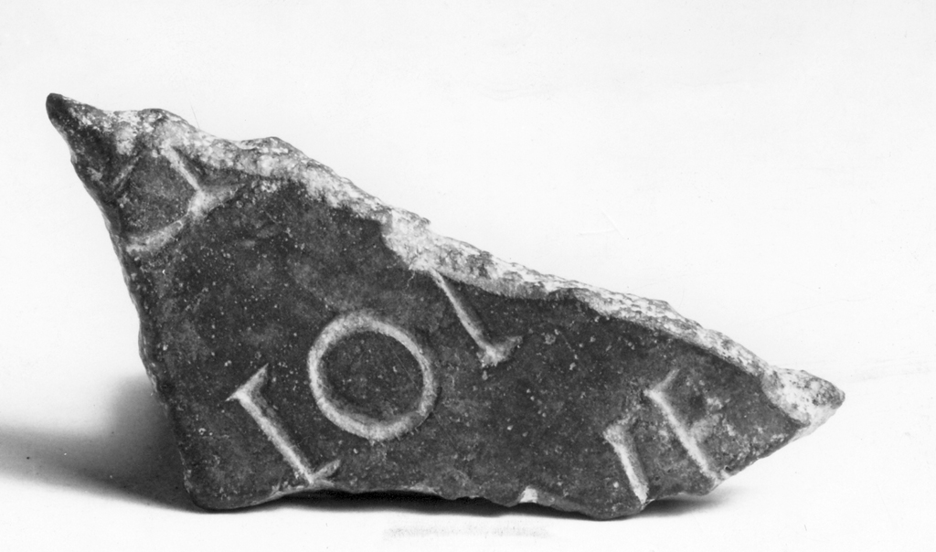 lastra, frammento - ambito romano (secc. II/ III)
