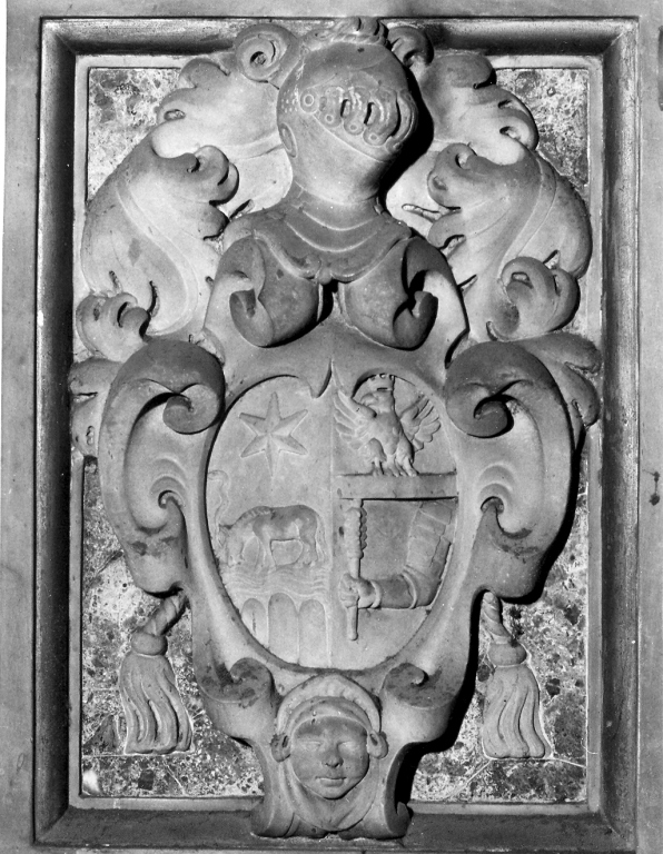 stemma gentilizio con cimiero della famiglia Rivaldi (rilievo) - manifattura romana (sec. XVII)