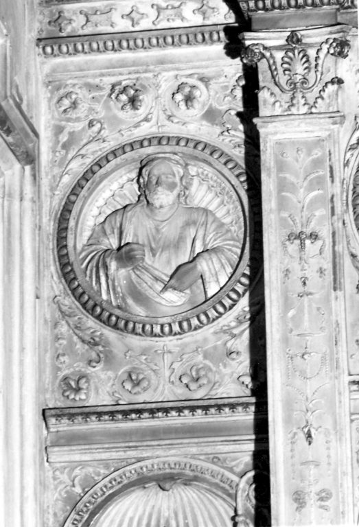 santo (rilievo) di Pasquale da Caravaggio (ultimo quarto sec. XV)