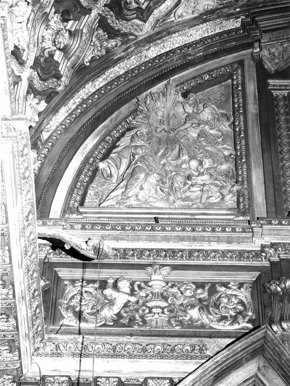 Arcangelo Michele consegna il motto "Charitas" a San Francesco di Paola (rilievo) di Maini Giovanni Battista (sec. XVIII)