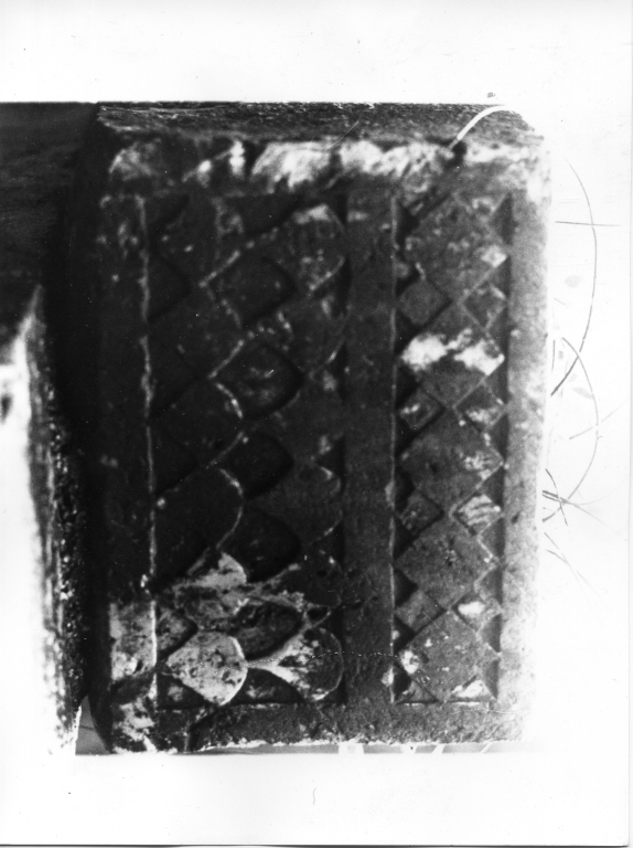 motivi decorativi geometrici a losanga (rilievo, frammento) - ambito laziale (prima metà sec. XX)