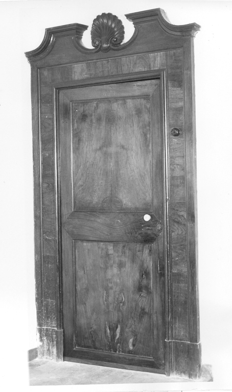 motivi decorativi a volute e conchiglia (porta - ad un battente, coppia) - bottega laziale (sec. XVIII)
