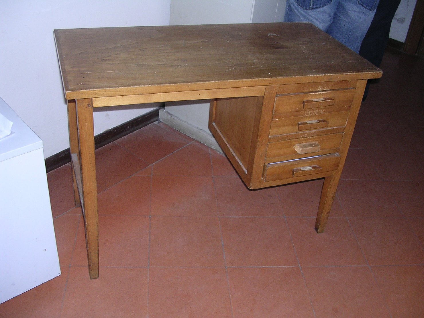 tavolino, opera isolata - produzione mantovana (sec. XX)