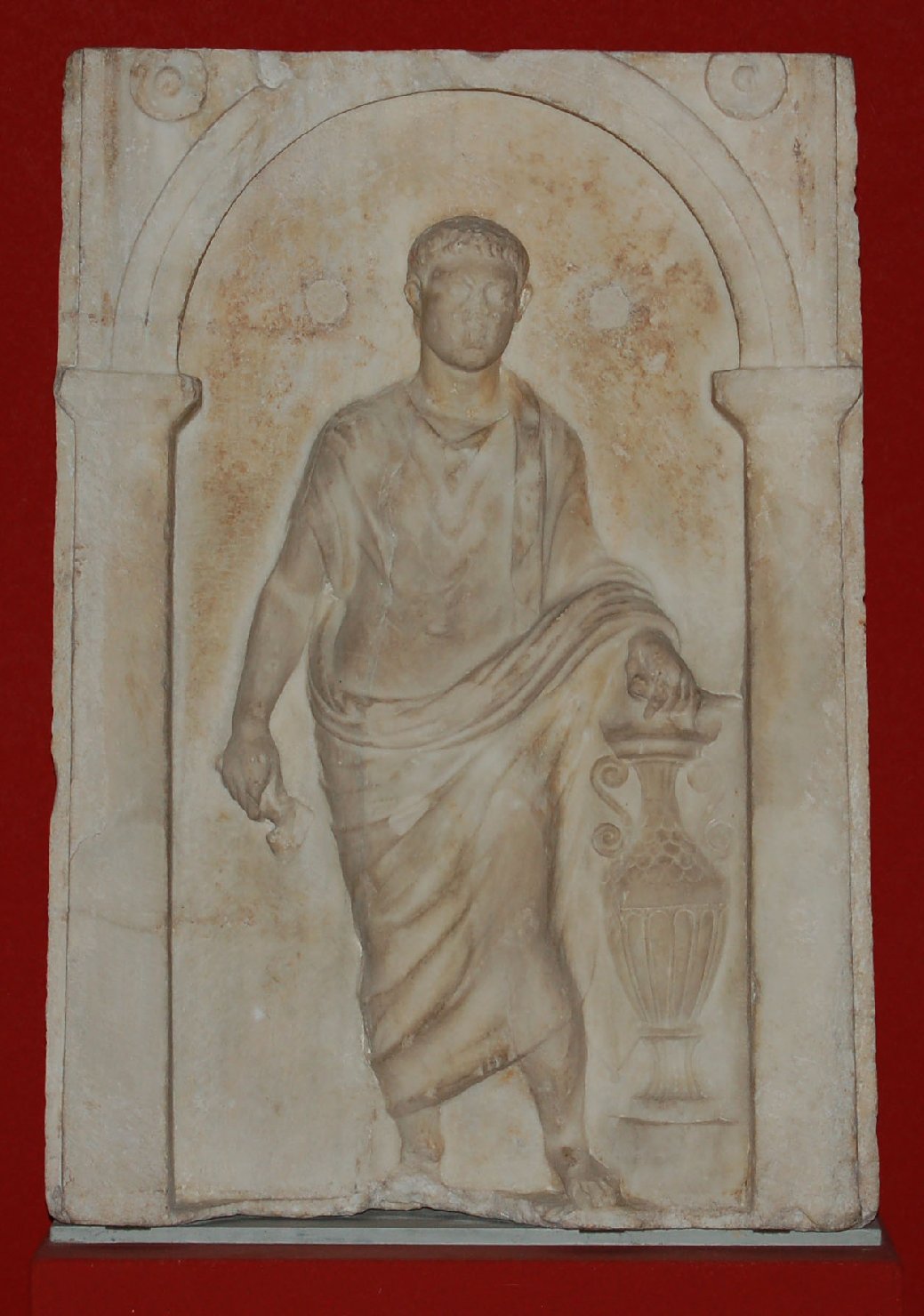 Figura virile con vaso funerario (stele funeraria, opera isolata) - arte greca (secondo quarto sec. I)