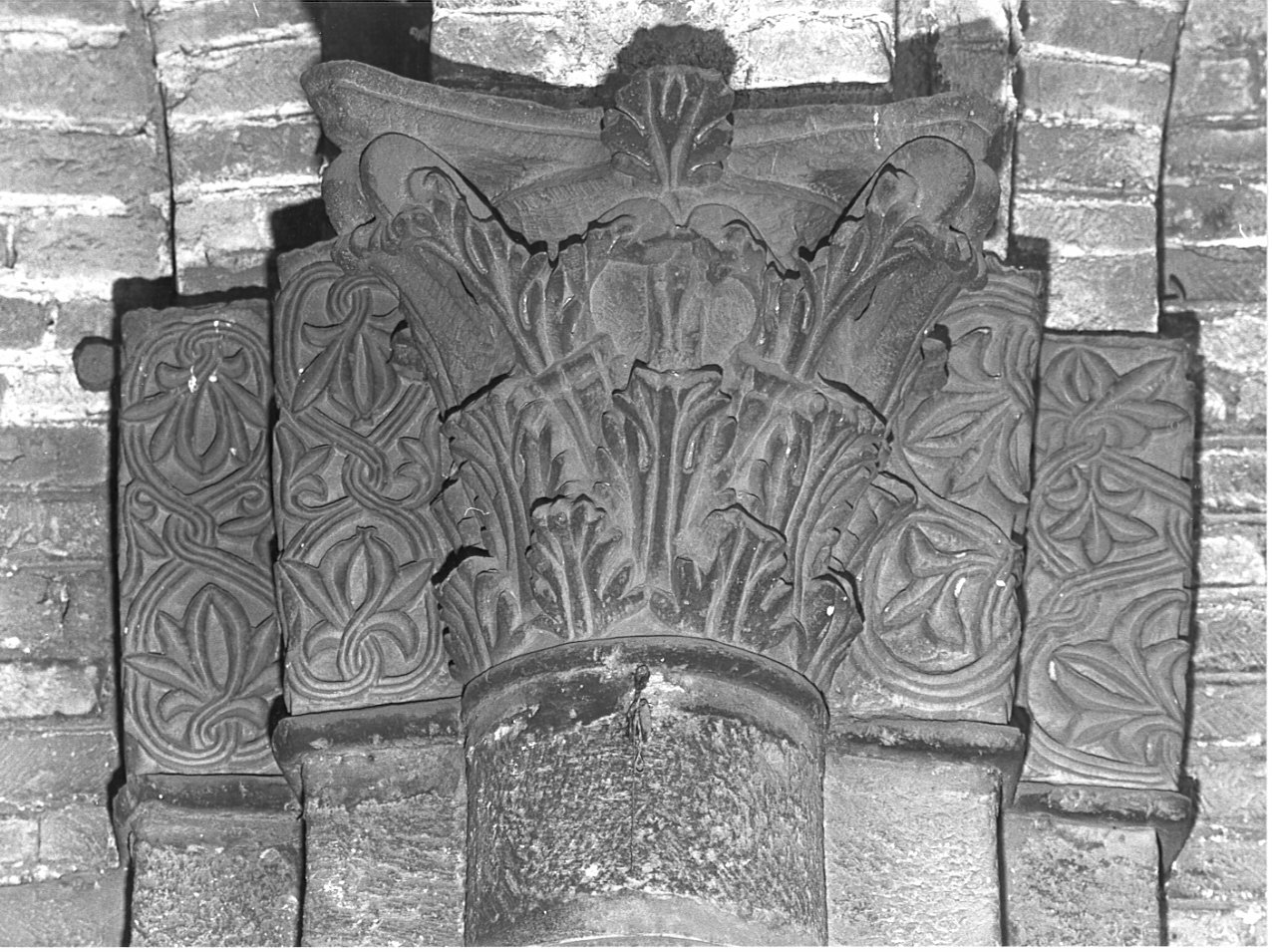 capitello composito, insieme - bottega lombarda (fine/inizio secc. III/ IV, sec. XII)