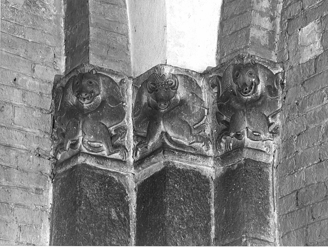 capitello composito, opera isolata - bottega lombarda (fine sec. XI)