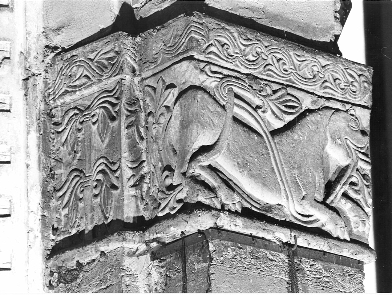 capitello composito, opera isolata - bottega lombarda (fine/inizio sec. XII, secc. XIX/ XX)