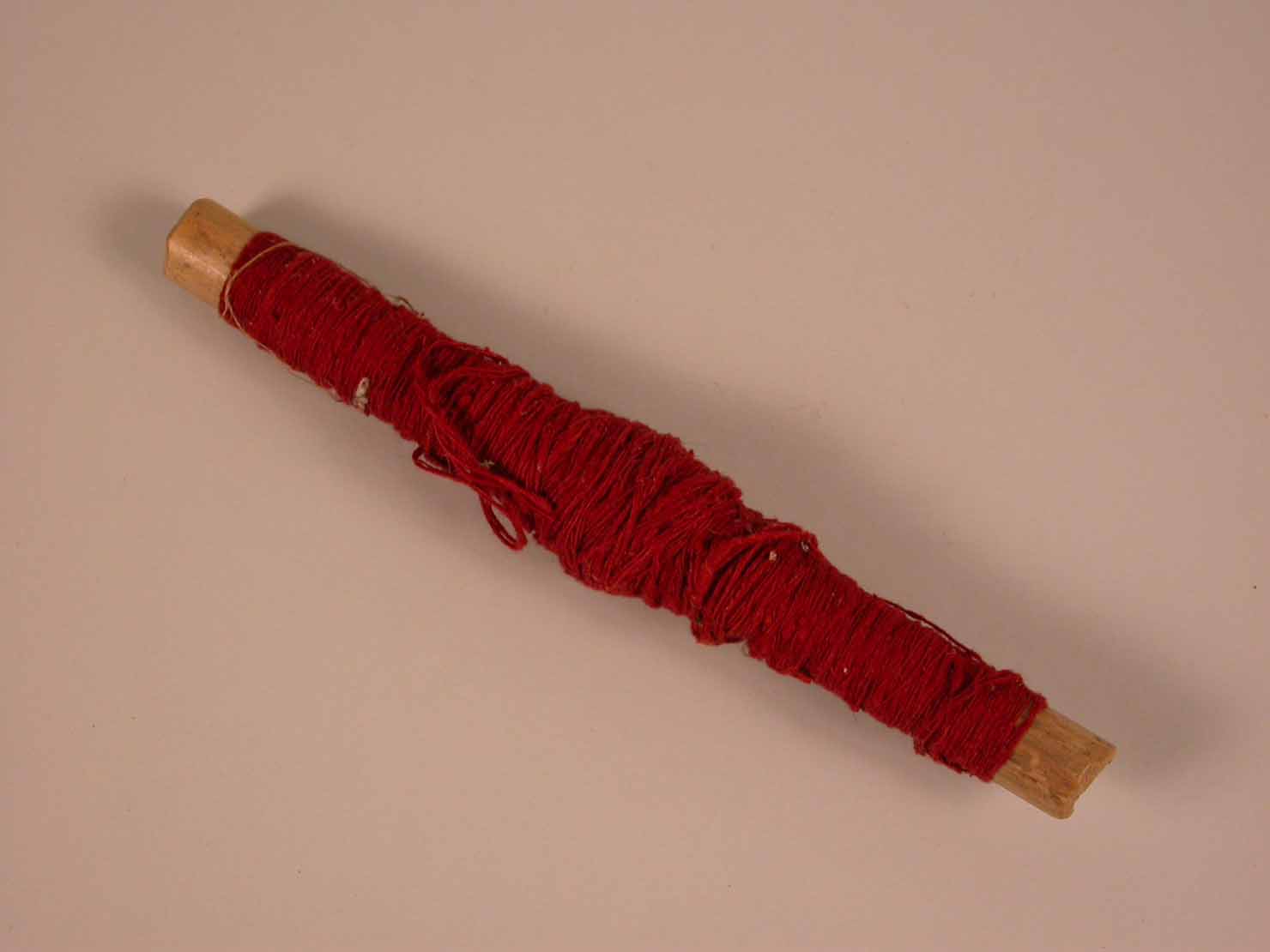 filo rosso con spola, strumento da laboratorio - manifattura conventuale (sec. XIX)