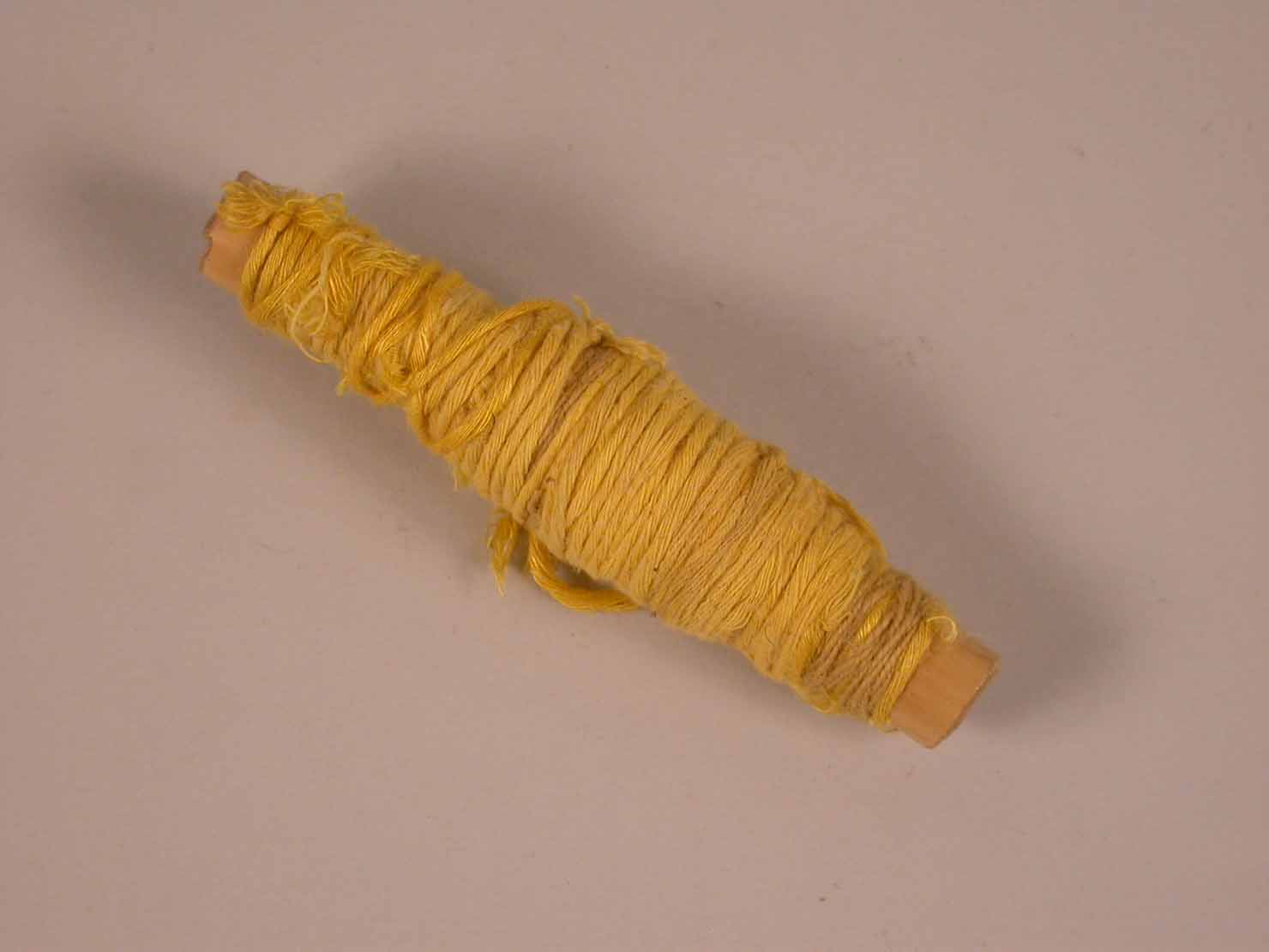 filo giallo con spola, strumento da laboratorio - manifattura conventuale (sec. XIX)