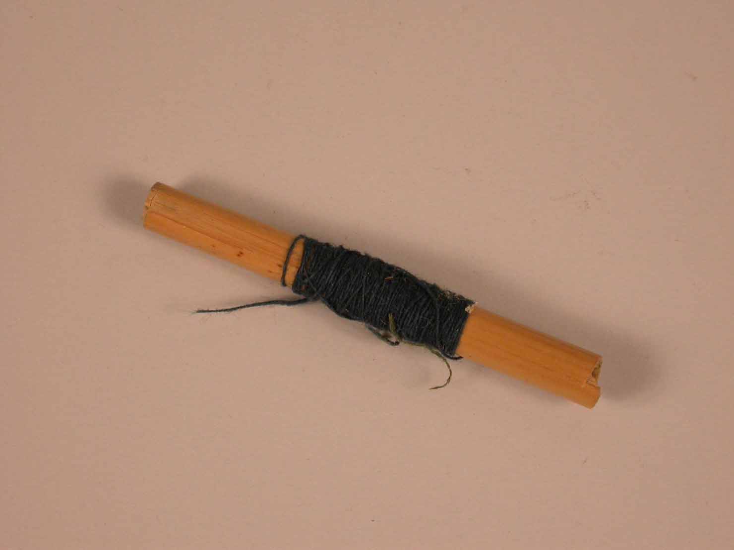 filo nero con spola, strumento da laboratorio - manifattura conventuale (sec. XIX)