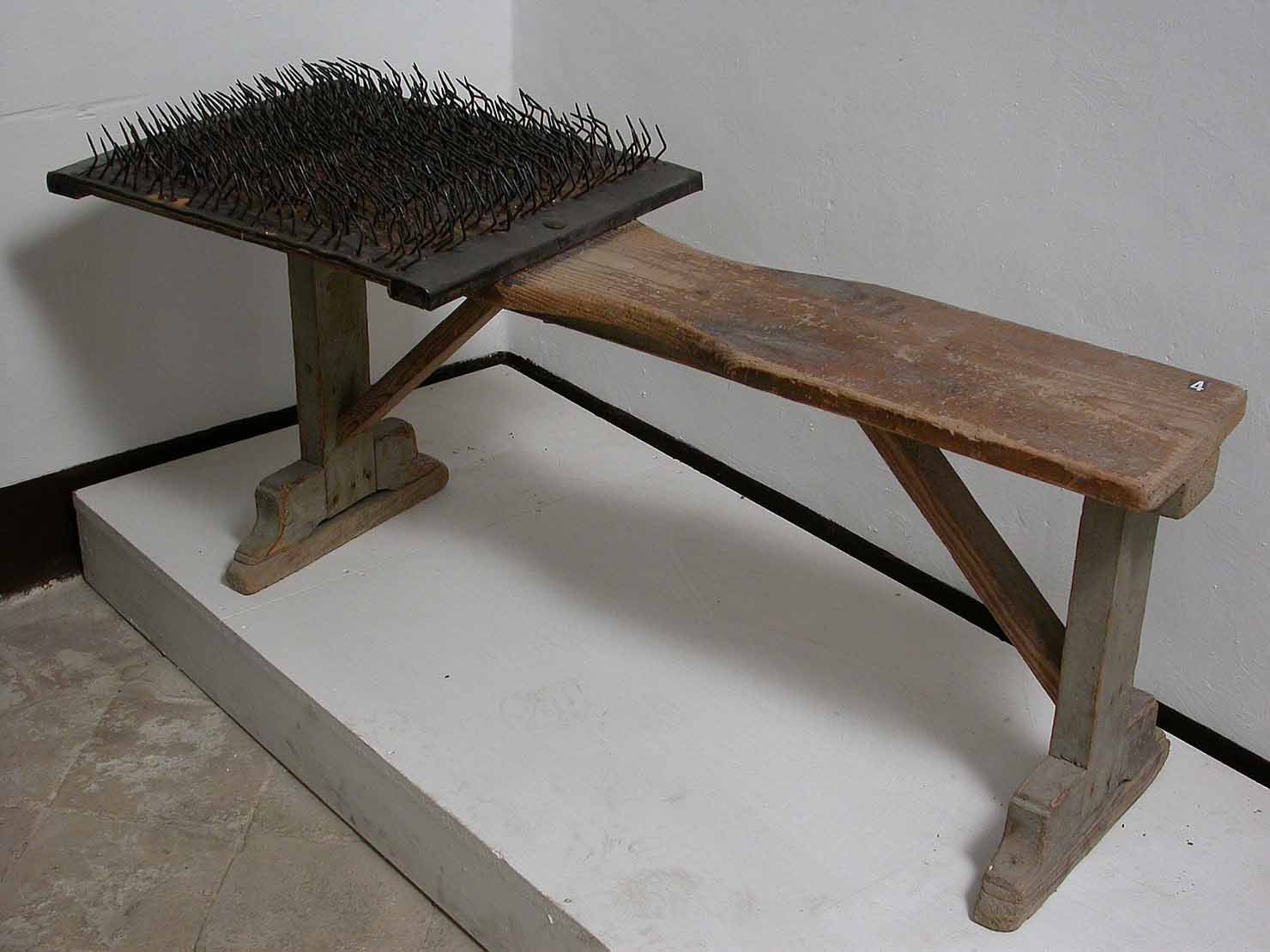 panca per pettinare fibre vegetali - produzione marchigiana (sec. XX prima metà)