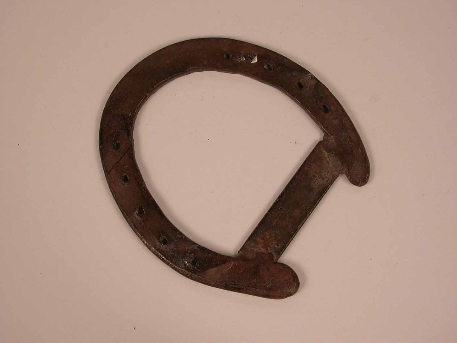 ferro di cavallo chiuso - produzione marchigiana (sec. XX prima metà)