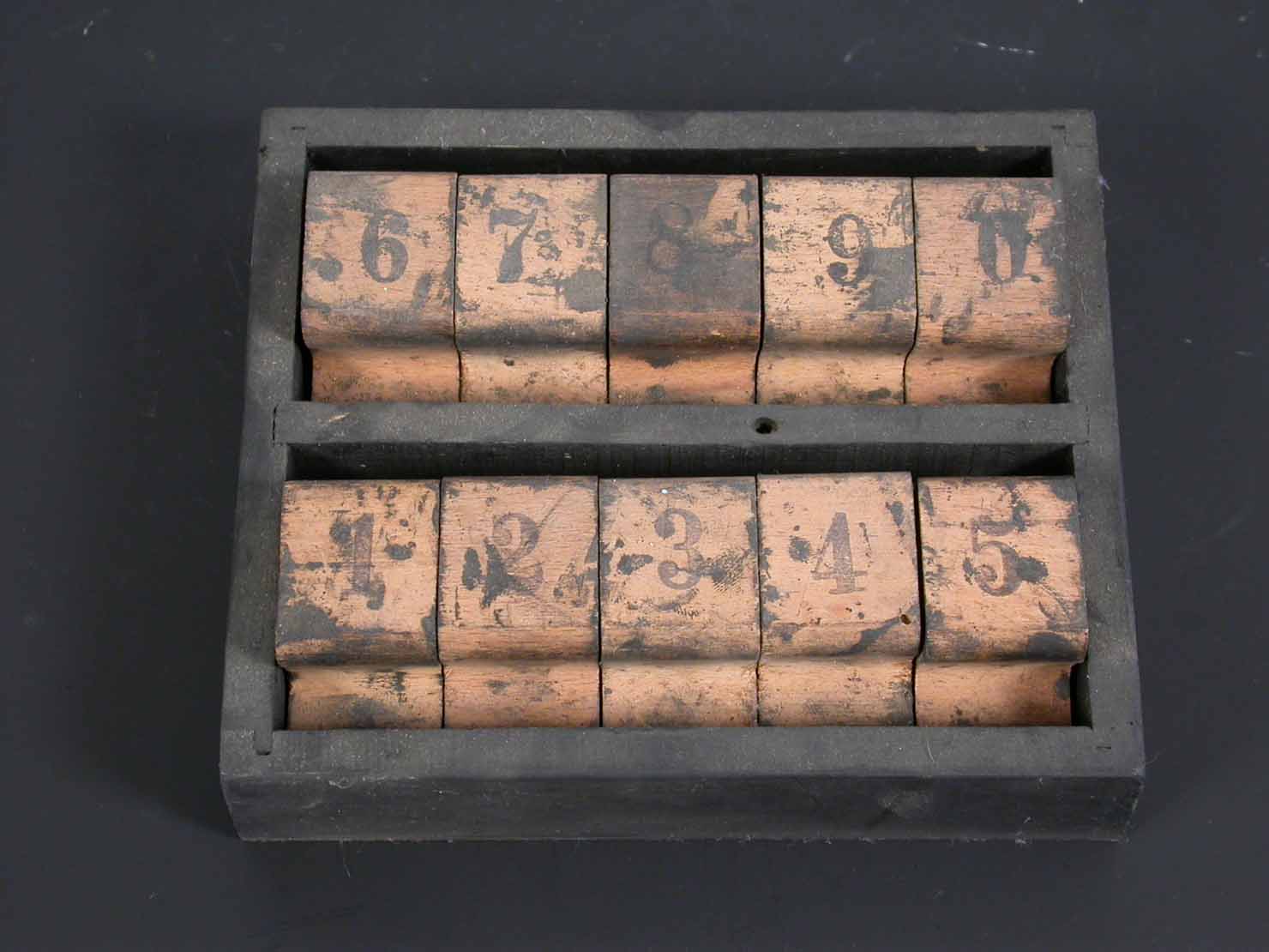 numeri in legno per marcare sacchi - produzione marchigiana (sec. XX seconda metà)