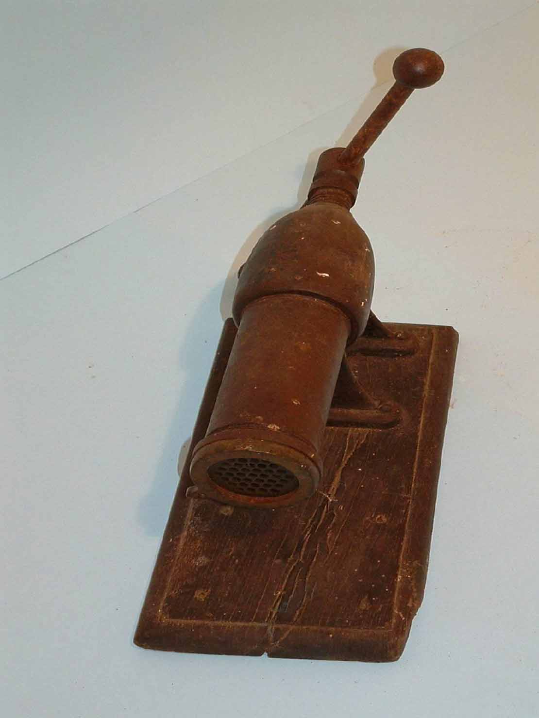 torchietto per pasta - produzione marchigiana (secc. XIX/ XX)